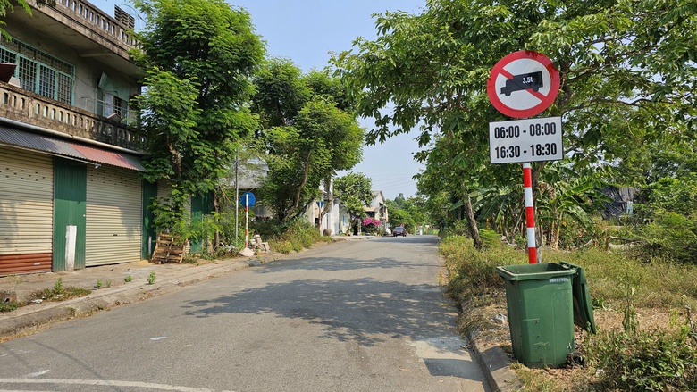 Huế: Ho&agrave;n th&agrave;nh cắm biển cấm xe tải từ 3,5 tấn trở l&ecirc;n v&agrave;o nội đ&ocirc; giờ cao điểm- Ảnh 1.
