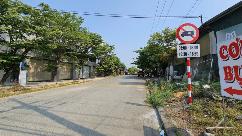 Huế: Ho&agrave;n th&agrave;nh cắm biển cấm xe tải từ 3,5 tấn trở l&ecirc;n v&agrave;o nội đ&ocirc; giờ cao điểm- Ảnh 2.