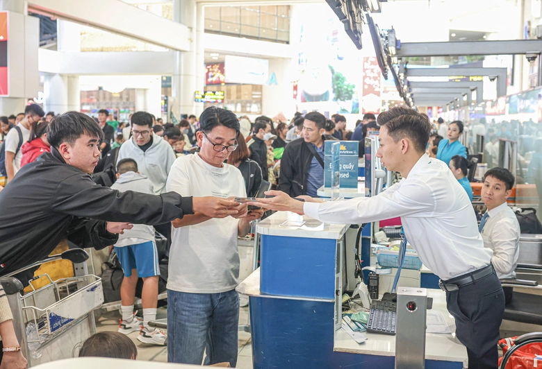 Nhiều chặng bay tới c&aacute;c điểm du lịch lớn "ch&aacute;y v&eacute;" dịp 30/4 - 1/5- Ảnh 1.