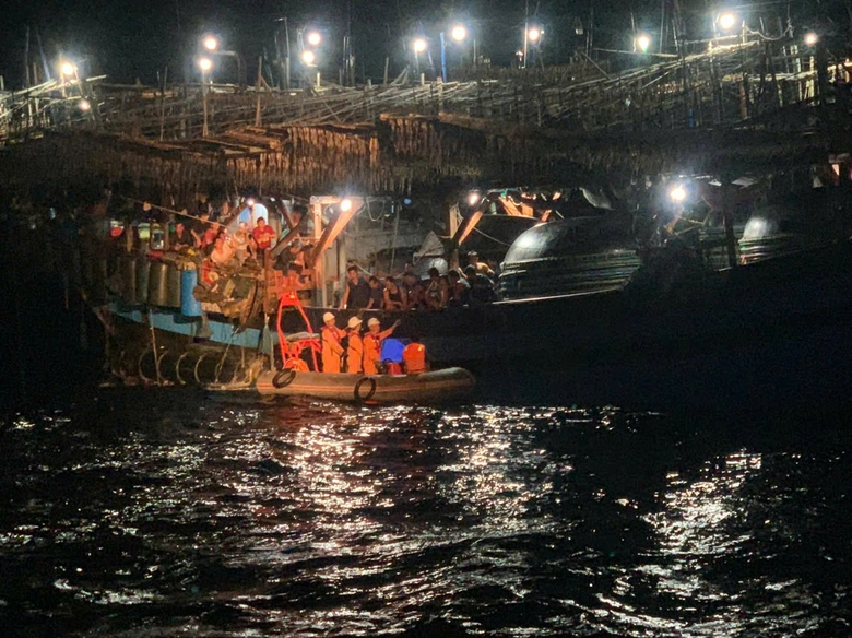 Vật lộn với s&oacute;ng biển, cứu ngư d&acirc;n uống nhầm axit- Ảnh 1.