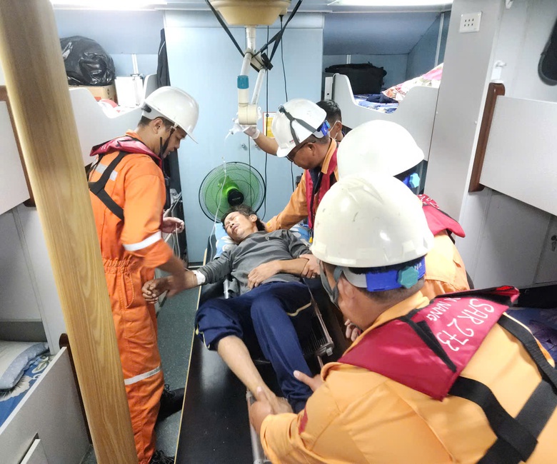 Vật lộn với s&oacute;ng biển, cứu ngư d&acirc;n uống nhầm axit- Ảnh 2.