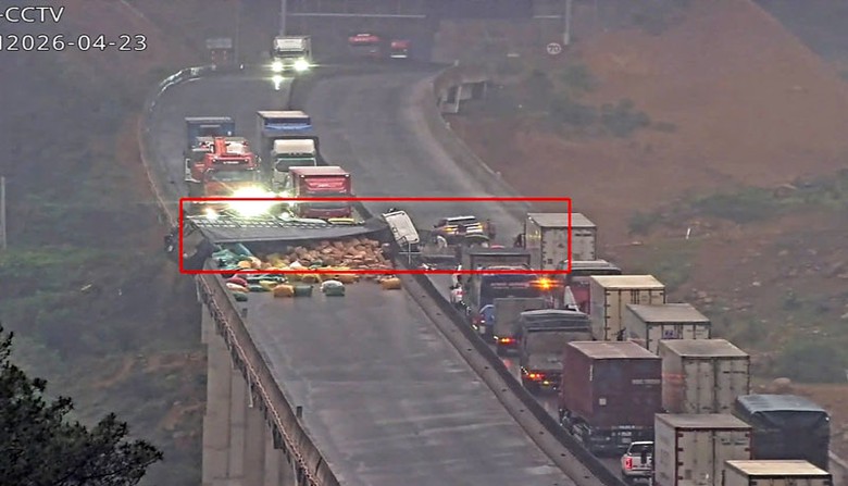 Sau tai nạn, c&aacute;c phương tiện nằm chắn ngang mặt đường, khiến đoạn tuyến &ugrave;n tắc cả hai chiều. (Ảnh đơn vị cung cấp).