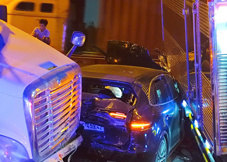 CSGT TP.HCM th&ocirc;ng tin vụ tai nạn li&ecirc;n ho&agrave;n tr&ecirc;n cầu Ph&uacute; Mỹ- Ảnh 1.