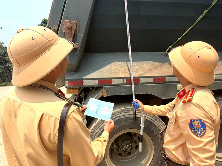 Xử l&yacute; &ocirc; t&ocirc; cơi nới th&ugrave;ng, chở h&agrave;ng qu&aacute; tải ở Ph&uacute; Thọ- Ảnh 3.