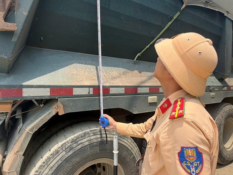 Xử l&yacute; &ocirc; t&ocirc; cơi nới th&ugrave;ng, chở h&agrave;ng qu&aacute; tải ở Ph&uacute; Thọ- Ảnh 6.