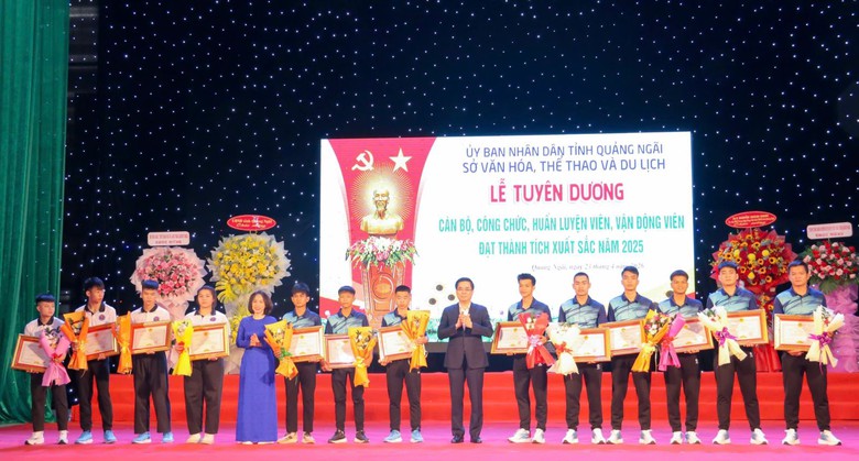 Quảng Ng&atilde;i vinh danh h&agrave;ng trăm huấn luyện vi&ecirc;n, vận động vi&ecirc;n đạt th&agrave;nh t&iacute;ch cao- Ảnh 3.