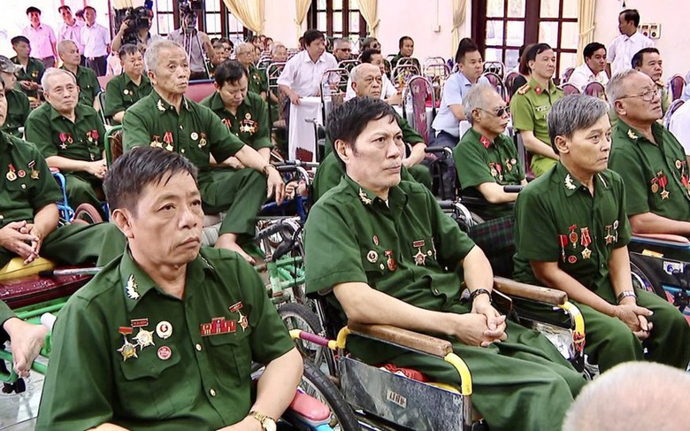 Chăm lo to&agrave;n diện người c&oacute; c&ocirc;ng dịp 30/4, ho&agrave;n th&agrave;nh trao qu&agrave; trước 28/4- Ảnh 1.