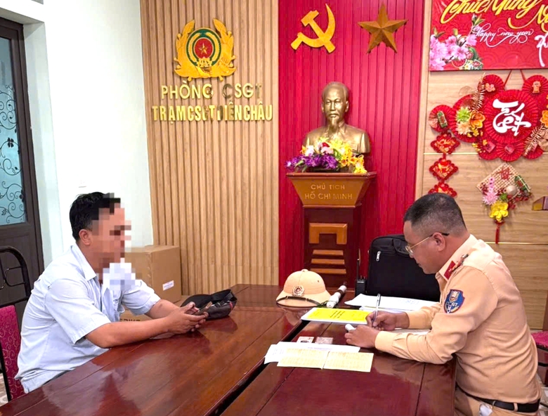 Nghệ An: Xử phạt người đ&agrave;n &ocirc;ng cố t&igrave;nh vượt đường sắt khi c&oacute; t&iacute;n hiệu đ&egrave;n đỏ- Ảnh 1.