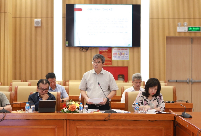 &Ocirc;ng Vũ Anh T&uacute;, Ph&oacute; Vụ trưởng Vụ Quy hoạch &ndash; Kiến tr&uacute;c b&aacute;o c&aacute;o t&oacute;m tắt về dự &aacute;n Luật sửa đổi, bổ sung một số điều của Luật Kiến tr&uacute;c.