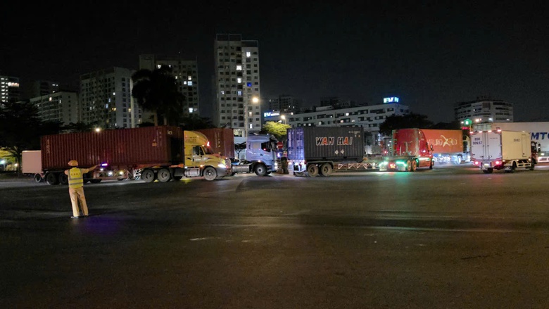 CSGT TP.HCM th&ocirc;ng tin vụ tai nạn li&ecirc;n ho&agrave;n tr&ecirc;n cầu Ph&uacute; Mỹ- Ảnh 2.