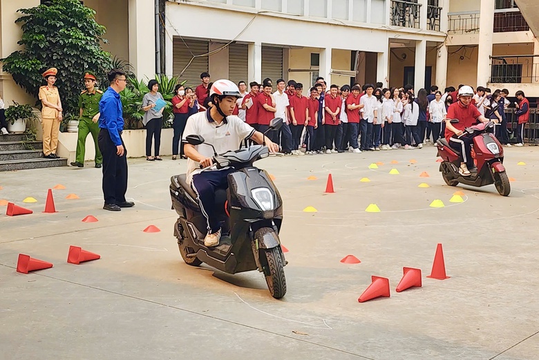 H&agrave; Nội vận động học sinh, gi&aacute;o vi&ecirc;n chuyển sang d&ugrave;ng phương tiện giao th&ocirc;ng điện- Ảnh 1.