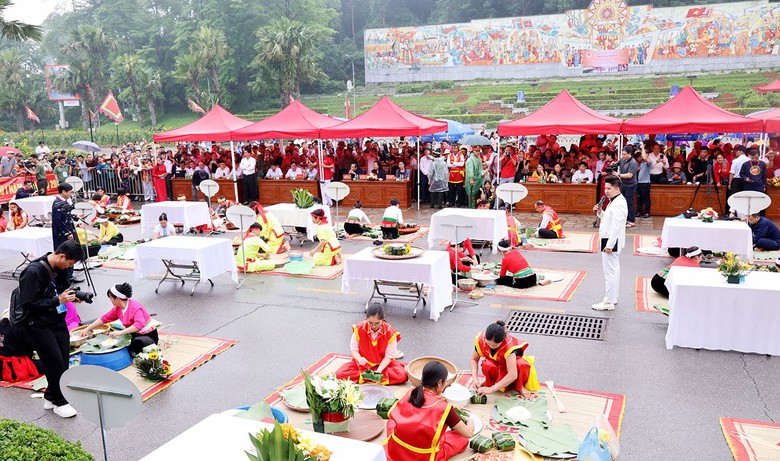 Đặc sắc hội thi g&oacute;i, nấu b&aacute;nh chưng v&agrave; gi&atilde; b&aacute;nh giầy tỉnh Ph&uacute; Thọ lần thứ I- Ảnh 1.