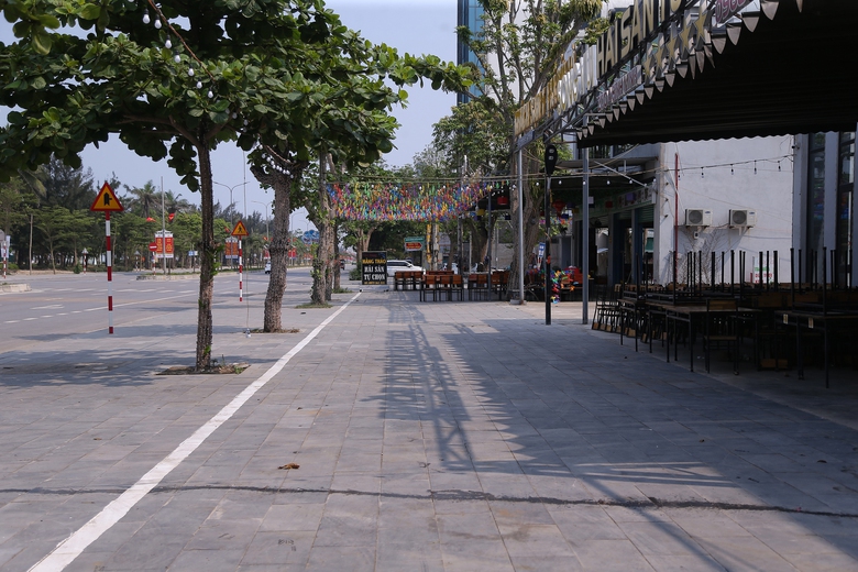 Nghệ An: D&agrave;nh vỉa h&egrave; cho người đi bộ, bố tr&iacute; th&ecirc;m điểm đậu xe ở Cửa L&ograve; - Ảnh 1.