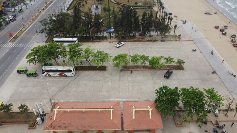 Nghệ An: D&agrave;nh vỉa h&egrave; cho người đi bộ, bố tr&iacute; th&ecirc;m điểm đậu xe ở Cửa L&ograve; - Ảnh 2.