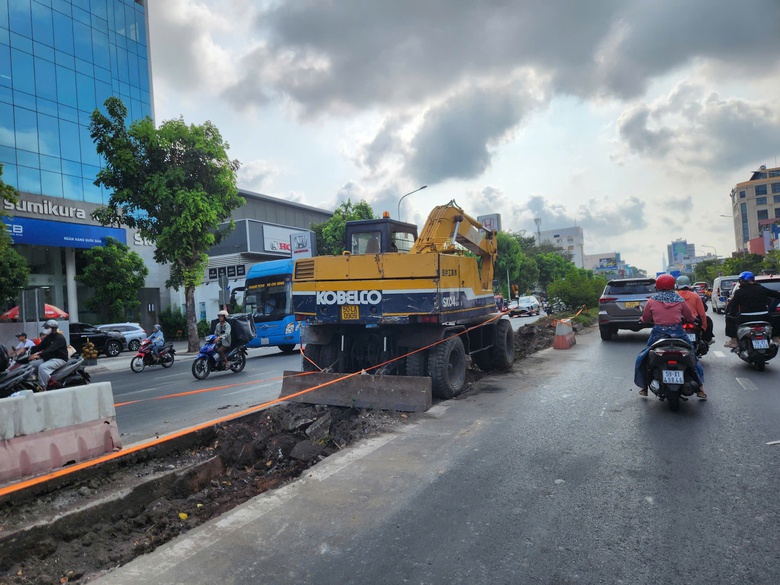 TP.HCM th&aacute;o dải ph&acirc;n c&aacute;ch đường Cộng H&ograve;a, kỳ vọng giảm &ugrave;n tắc cửa ng&otilde; s&acirc;n bay- Ảnh 3.