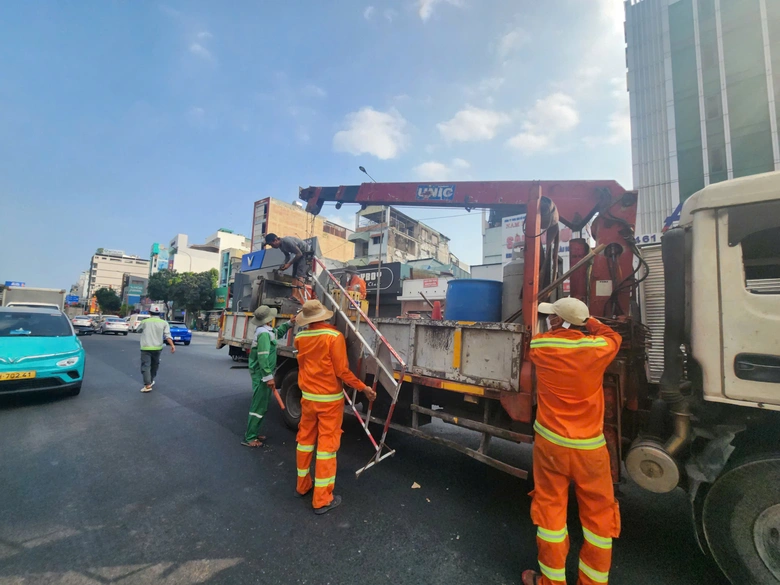 TP.HCM th&aacute;o dải ph&acirc;n c&aacute;ch đường Cộng H&ograve;a, kỳ vọng giảm &ugrave;n tắc cửa ng&otilde; s&acirc;n bay- Ảnh 2.