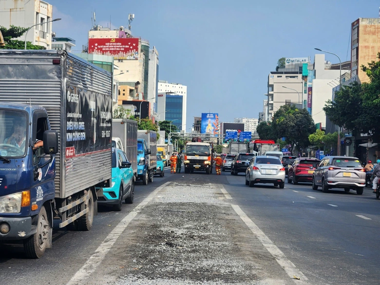 TP.HCM th&aacute;o dải ph&acirc;n c&aacute;ch đường Cộng H&ograve;a, kỳ vọng giảm &ugrave;n tắc cửa ng&otilde; s&acirc;n bay- Ảnh 1.