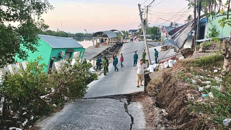 C&agrave; Mau: Sụt l&uacute;n 70m đường b&ecirc; t&ocirc;ng, nhiều cơ sở kinh doanh  tr&ocirc;i s&ocirc;ng- Ảnh 1.