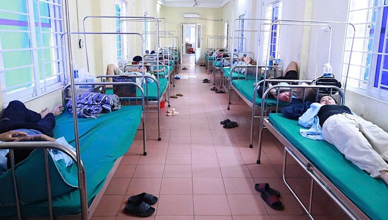 Ngộ độc thực phẩm gia tăng, Bộ Y tế siết kiểm so&aacute;t bếp ăn tập thể, thức ăn đường phố- Ảnh 1.