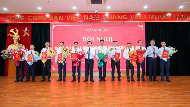 Bộ trưởng Bộ X&acirc;y dựng Trần Hồng Minh trao quyết định điều động, bổ nhiệm 11 c&aacute;n bộ- Ảnh 1.