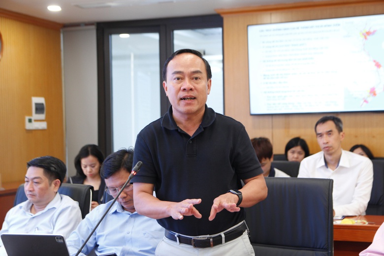 Đại điện đơn vị tư vấn b&aacute;o c&aacute;o t&oacute;m tắt về phương &aacute;n điều chỉnh quy hoạch hệ thống đ&ocirc; thị v&agrave; n&ocirc;ng th&ocirc;n thời kỳ 2021 - 2030, tầm nh&igrave;n đến năm 2050.