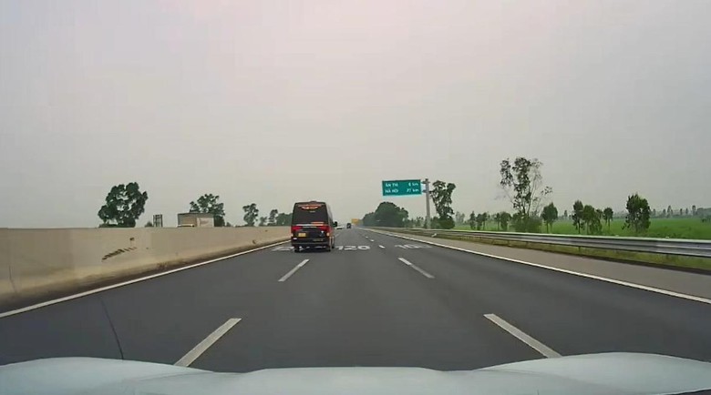 Xử phạt t&agrave;i xế xe kh&aacute;ch chuyển 3 l&agrave;n li&ecirc;n tiếp tr&ecirc;n cao tốc H&agrave; Nội - Hải Ph&ograve;ng- Ảnh 1.