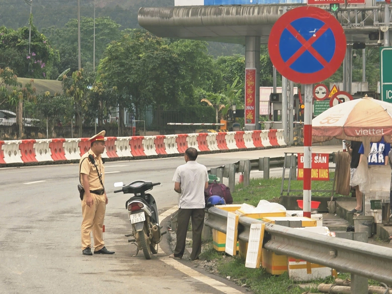 CSGT L&agrave;o Cai h&oacute;a trang ghi h&igrave;nh vi phạm, bảo đảm an to&agrave;n giao th&ocirc;ng trước kỳ nghỉ lễ- Ảnh 1.