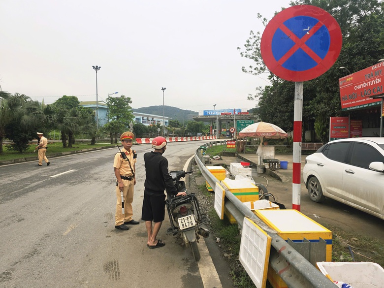 CSGT L&agrave;o Cai h&oacute;a trang ghi h&igrave;nh vi phạm, bảo đảm an to&agrave;n giao th&ocirc;ng trước kỳ nghỉ lễ- Ảnh 2.