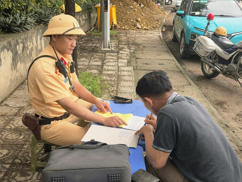 CSGT L&agrave;o Cai h&oacute;a trang ghi h&igrave;nh vi phạm, bảo đảm an to&agrave;n giao th&ocirc;ng trước kỳ nghỉ lễ- Ảnh 4.