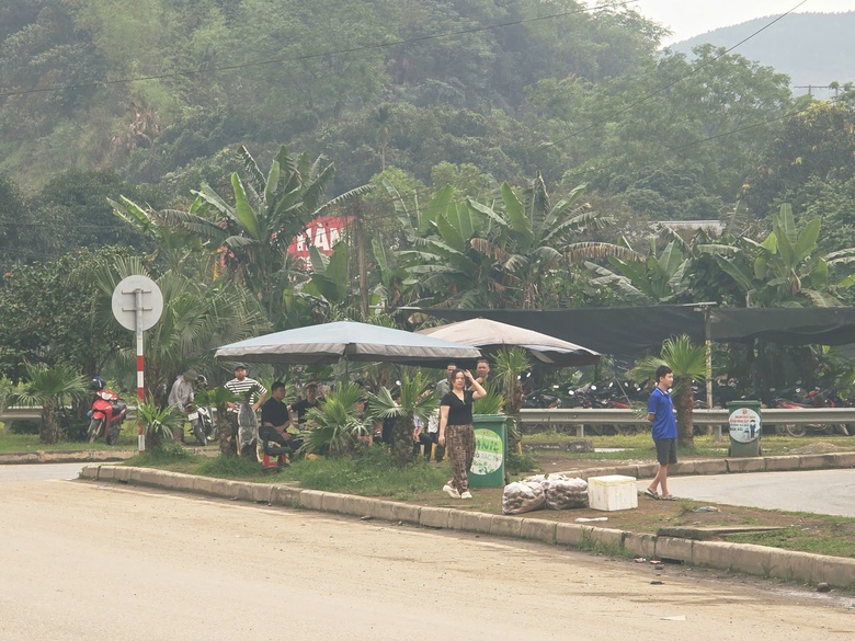 CSGT L&agrave;o Cai h&oacute;a trang ghi h&igrave;nh vi phạm, bảo đảm an to&agrave;n giao th&ocirc;ng trước kỳ nghỉ lễ- Ảnh 6.