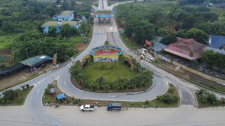 CSGT L&agrave;o Cai h&oacute;a trang ghi h&igrave;nh vi phạm, bảo đảm an to&agrave;n giao th&ocirc;ng trước kỳ nghỉ lễ- Ảnh 8.