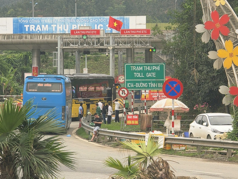 CSGT L&agrave;o Cai h&oacute;a trang ghi h&igrave;nh vi phạm, bảo đảm an to&agrave;n giao th&ocirc;ng trước kỳ nghỉ lễ- Ảnh 5.
