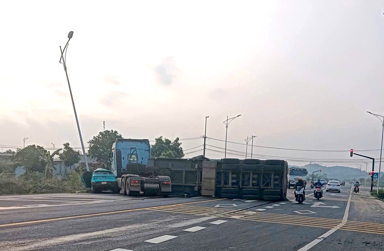 Đắk Lắk: Xe đầu k&eacute;o va chạm taxi khiến một h&agrave;nh kh&aacute;ch tử vong, t&agrave;i xế bị thương- Ảnh 1.