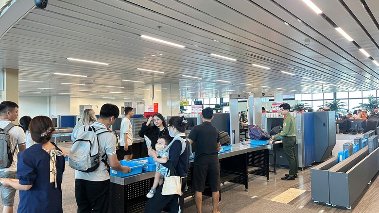 T&acirc;n Sơn Nhất: Kh&aacute;ch tăng dịp lễ, s&acirc;n bay đẩy mạnh &aacute;p dụng sinh trắc học- Ảnh 2.