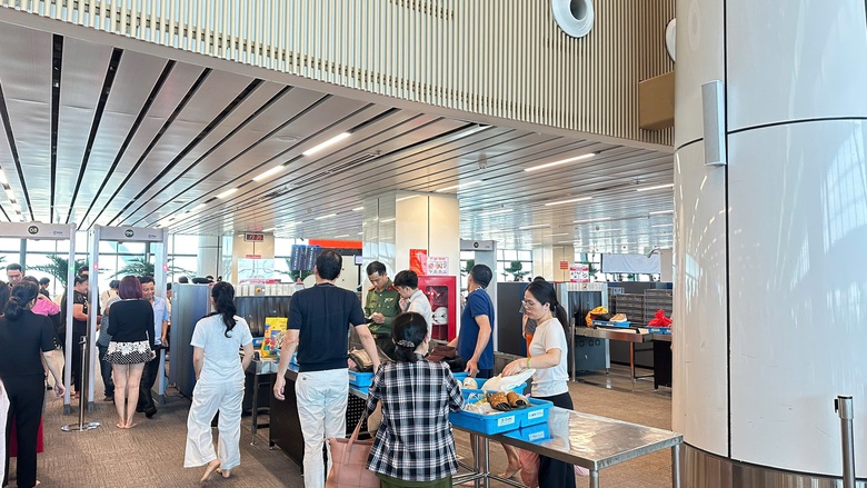 T&acirc;n Sơn Nhất: Kh&aacute;ch tăng dịp lễ, s&acirc;n bay đẩy mạnh &aacute;p dụng sinh trắc học- Ảnh 1.