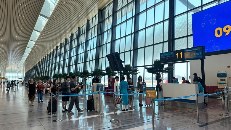 T&acirc;n Sơn Nhất: Kh&aacute;ch tăng dịp lễ, s&acirc;n bay đẩy mạnh &aacute;p dụng sinh trắc học- Ảnh 3.