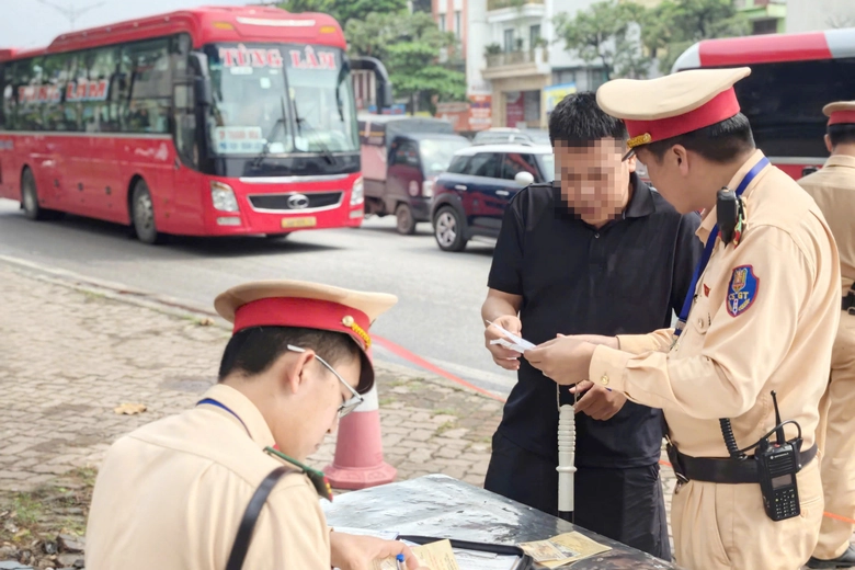 H&agrave; Nội: Camera AI "soi" xe kh&aacute;ch vi phạm từ xa, xử l&yacute; h&agrave;ng trăm t&agrave;i xế- Ảnh 1.
