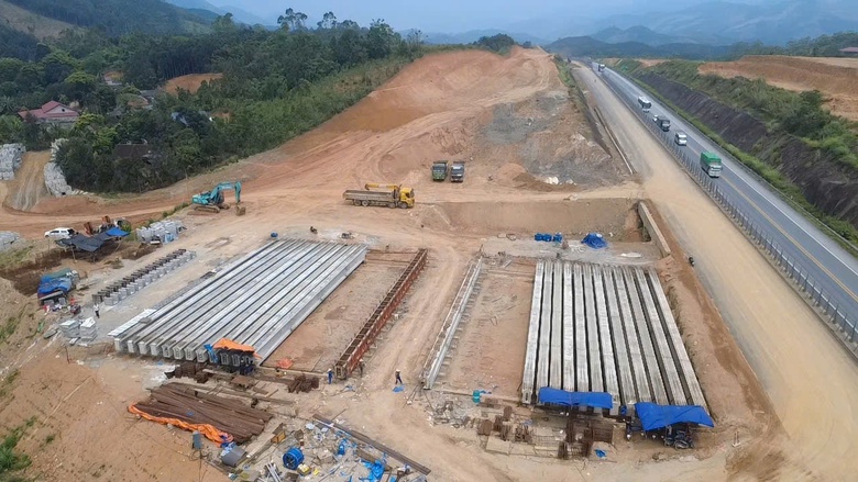 Siết chặt an to&agrave;n giao th&ocirc;ng tr&ecirc;n c&ocirc;ng trường cao tốc Nội B&agrave;i - L&agrave;o Cai dịp nghỉ lễ- Ảnh 6.