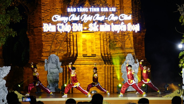 Gia Lai khai mạc chương tr&igrave;nh nghệ thuật thực cảnh "Đ&ecirc;m Th&aacute;p Đ&ocirc;i - Sắc m&agrave;u huyền thoại"- Ảnh 3.