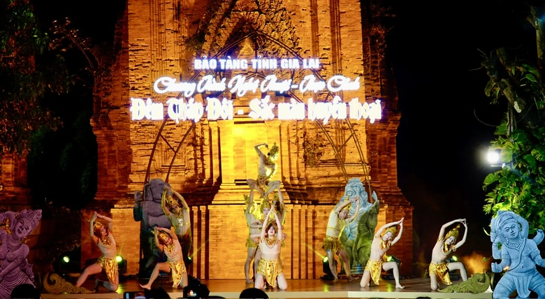 Gia Lai khai mạc chương tr&igrave;nh nghệ thuật thực cảnh "Đ&ecirc;m Th&aacute;p Đ&ocirc;i - Sắc m&agrave;u huyền thoại"- Ảnh 2.