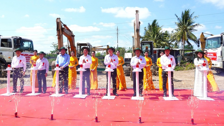 Khởi c&ocirc;ng, kh&aacute;nh th&agrave;nh hai c&ocirc;ng tr&igrave;nh trọng điểm tại C&agrave; Mau- Ảnh 1.