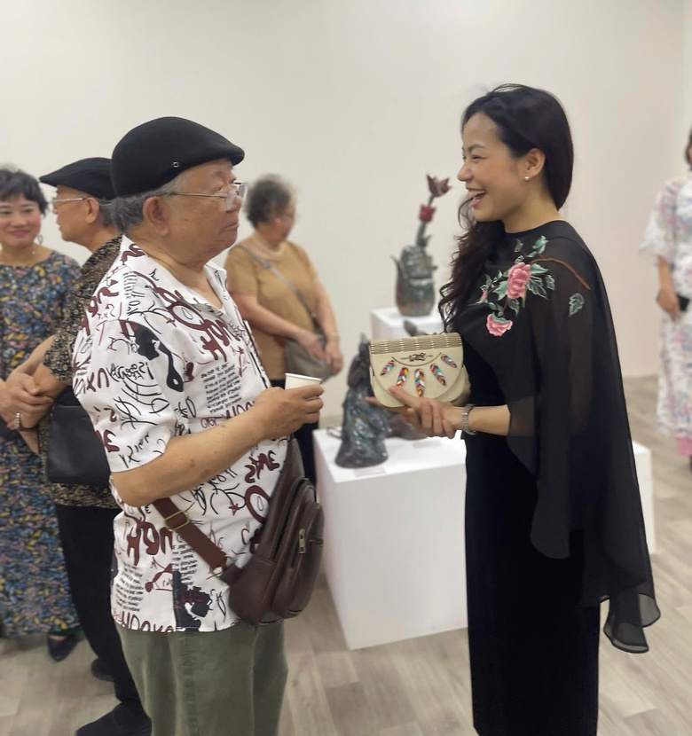 Gốm Việt trước ngã rẽ: Khi đất bắt đầu “lên tiếng”- Ảnh 3. Gốm Việt trước ngã rẽ: Khi đất bắt đầu “lên tiếng”- Ảnh 3.
