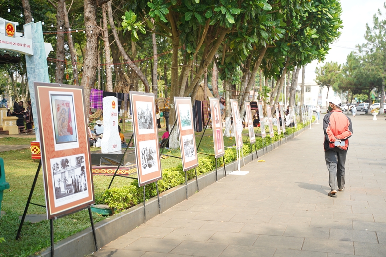 Gia Lai trưng b&agrave;y gần 100 h&igrave;nh ảnh, tư liệu qu&yacute; về B&aacute;c Hồ- Ảnh 1.