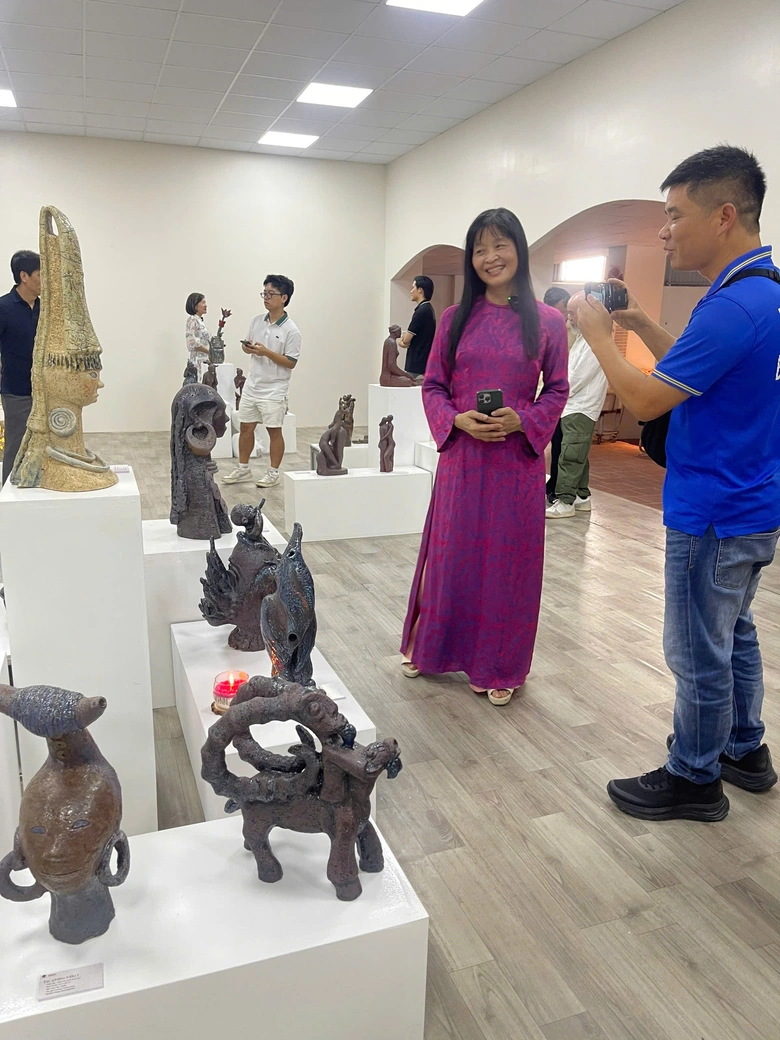 Gốm Việt trước ngã rẽ: Khi đất bắt đầu “lên tiếng”- Ảnh 2. Gốm Việt trước ngã rẽ: Khi đất bắt đầu “lên tiếng”- Ảnh 2.