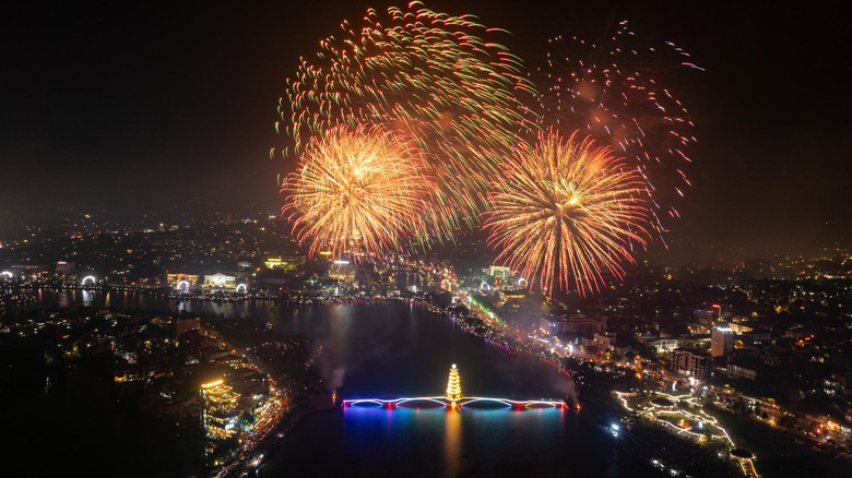 M&atilde;n nh&atilde;n m&agrave;n bắn ph&aacute;o hoa tầm cao dịp Giỗ Tổ H&ugrave;ng Vương- Ảnh 1.