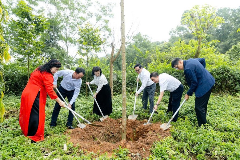Trồng 1.000 c&acirc;y xanh tại Đền H&ugrave;ng dịp Giỗ Tổ, lan tỏa th&ocirc;ng điệp xanh- Ảnh 1.