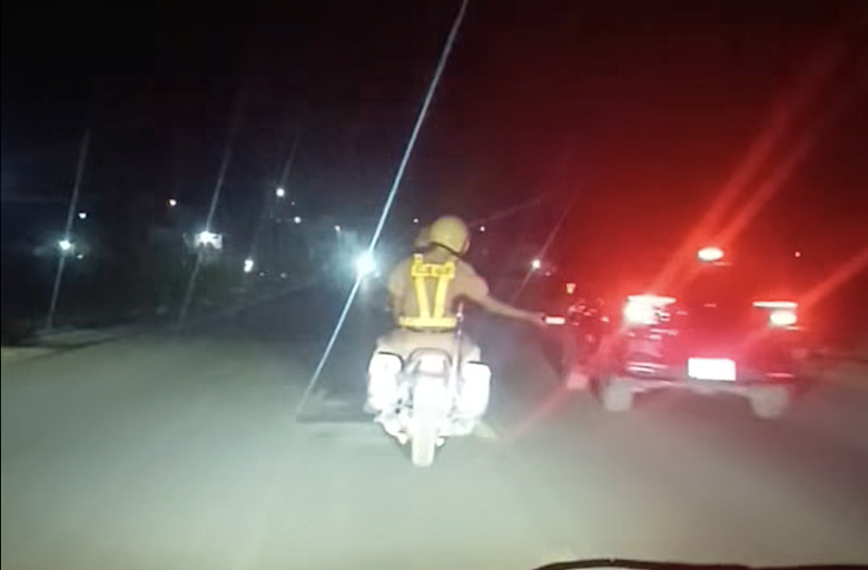 Đắk Lắk: CSGT kịp thời dẫn đường đưa 2 học sinh bị nạn đi cấp cứu- Ảnh 1.