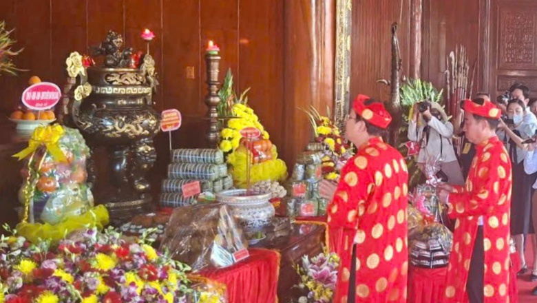 H&agrave;ng ngh&igrave;n người d&acirc;n C&agrave; Mau d&acirc;ng hương tại đền thờ Vua H&ugrave;ng- Ảnh 1.