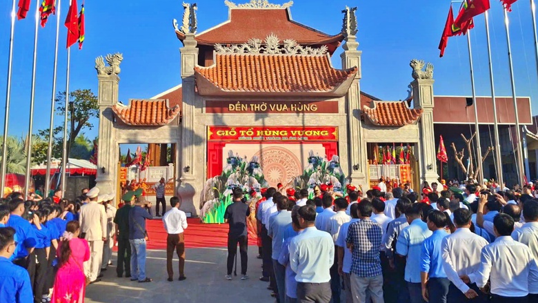 H&agrave;ng ngh&igrave;n người d&acirc;n C&agrave; Mau d&acirc;ng hương tại đền thờ Vua H&ugrave;ng- Ảnh 2.