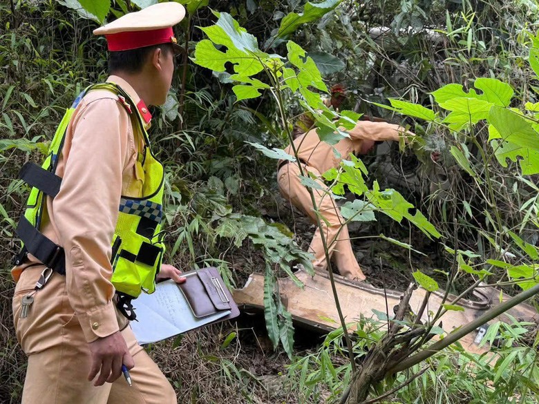 &Ocirc; t&ocirc; chở 25 kh&aacute;ch lao xuống vực ở Sơn La, hai người tử vong- Ảnh 2.